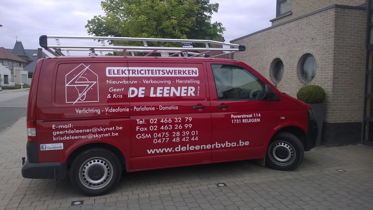 Bestelwagen van De Leener BVBA met contactgegevens op de zijkant